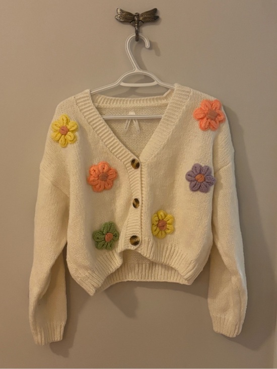Sweaters - Cream Floral Appliqué V-Neck Cardigan Sweater